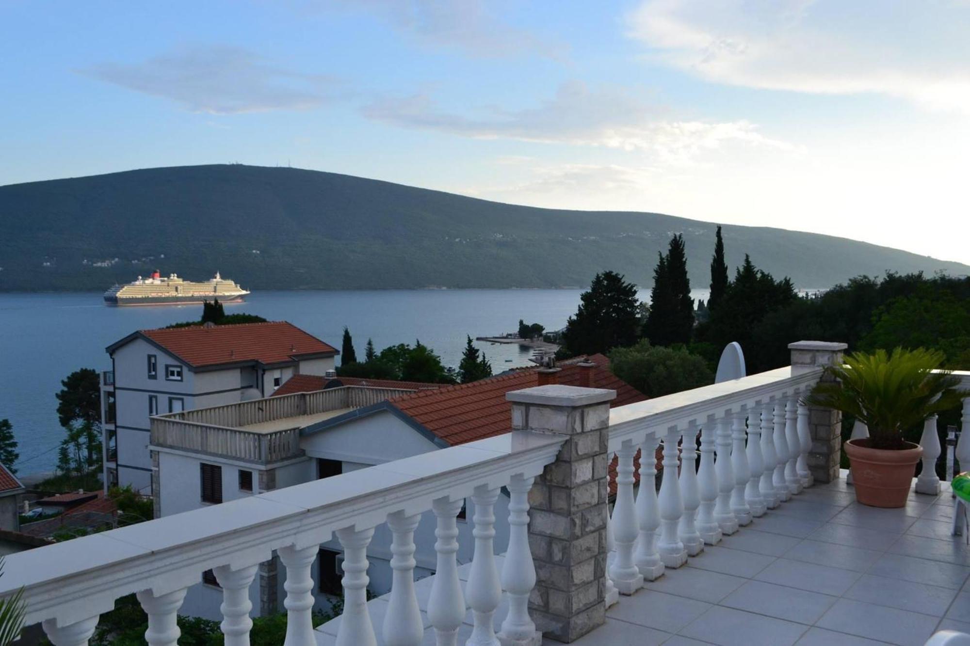 Aparthotel Family House With Pool & Sea View Bijela Exterior foto